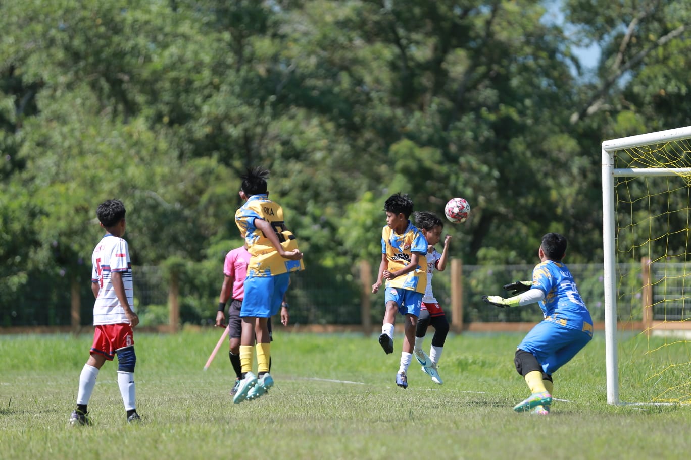Aksi pemain muda saat berlatih untuk berlaga pada Saling Jaga Soccer Championship Kalbar 2025 di Stadion Universitas Tanjungpura, Pontianak.