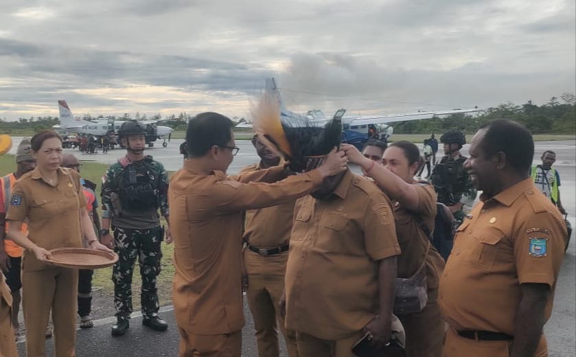 Penyambutan Inspektur Provinsi Papua Pegunungan di Bandara Nop Goliat Dekai berlangsung hangat dengan prosesi adat dan pengamanan Satgas Korpasgat.