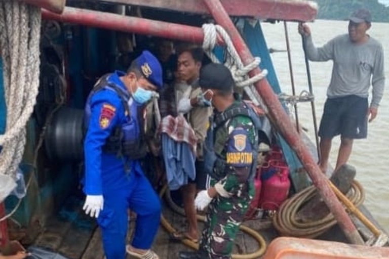 Evakuasi seorang ABK yang meninggal di kapal.