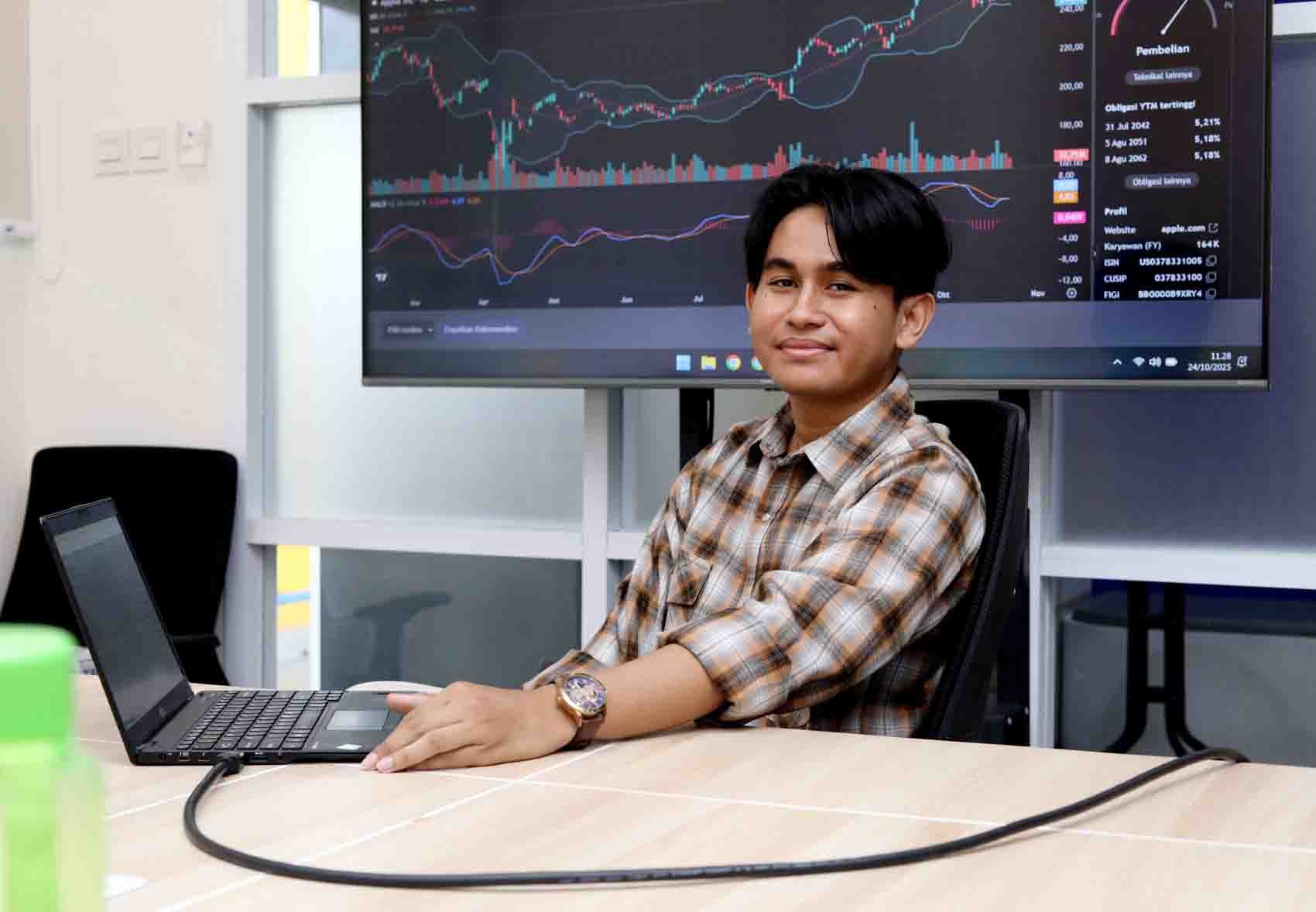 JANGKAU PEMULA: Aldiez Riskia Centrinova, Mahasiswa Departemen Teknik Informatika ITS menjadi CEO dan ketua tim aplikasi Nova Kapital yang bergerak di dunia saham.