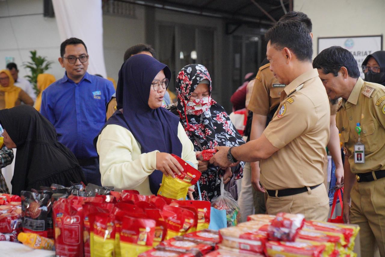 MURAH: Wali Kota Pontianak Edi Rusdi Kamtono menyerahkan secara simbolis paket pangan murah kepada warga Pontianak Timur.