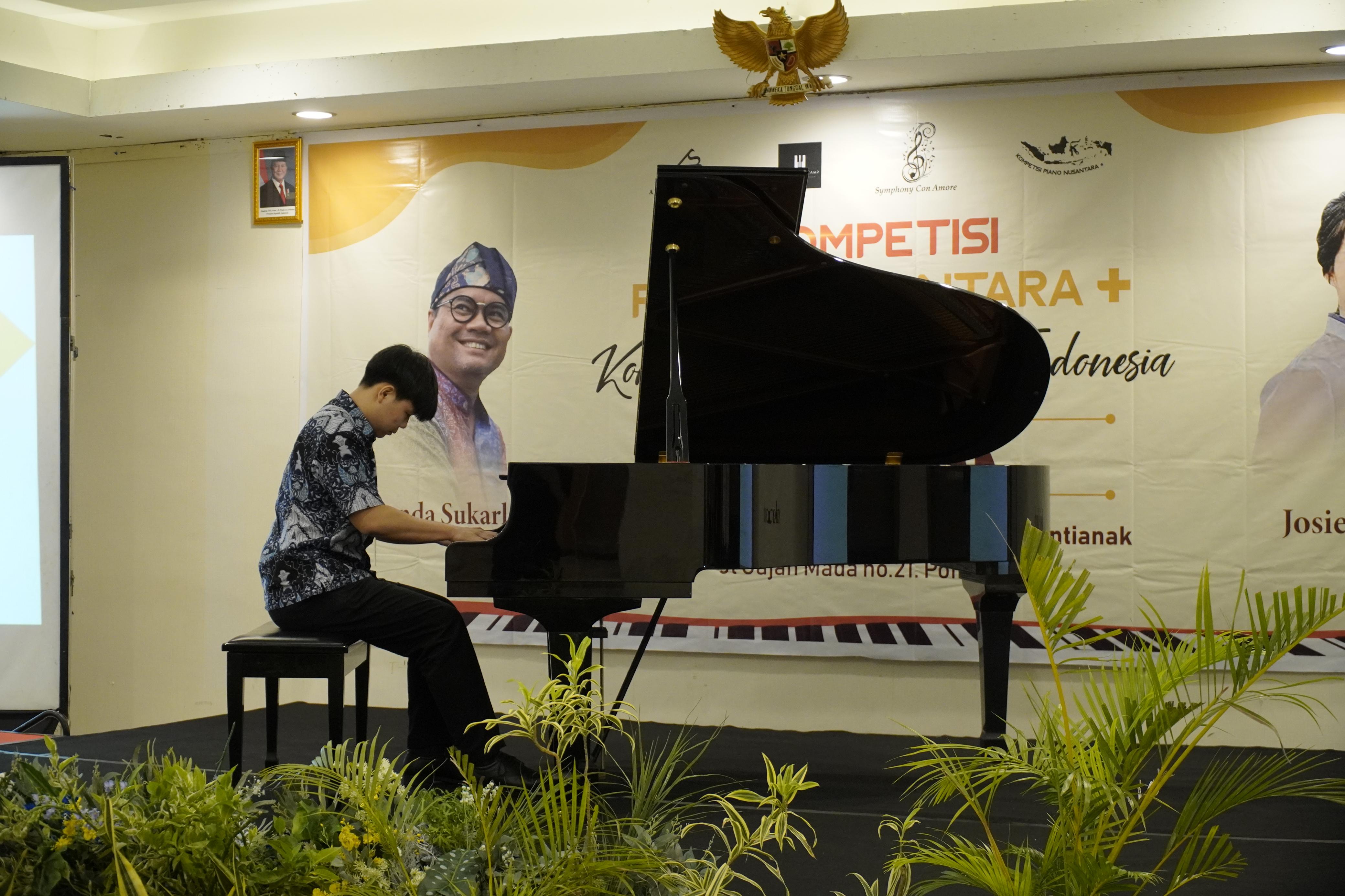 TAMPIL: Samuel Dazhill, pianis Kalbar yang tampil dalam Kompetisi Piano Nusantara Plus region Kalbar yang digelar di Pontianak, Minggu (26/10).