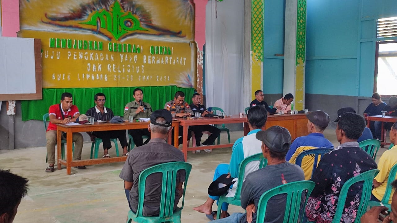 PERTEMUAN : Masyarakat desa dan Forkompincam Pengkadan saat menggelar pertemuan terkait penutupan kafe di wilayah tersebut.