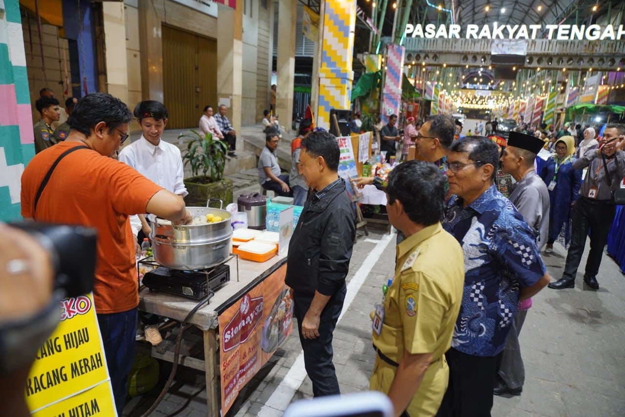 DESTINASI BARU: Suasana Pusat Kuliner Malam di Pasar Tengah menjadi destinasi baru bagi penikmat kuliner.