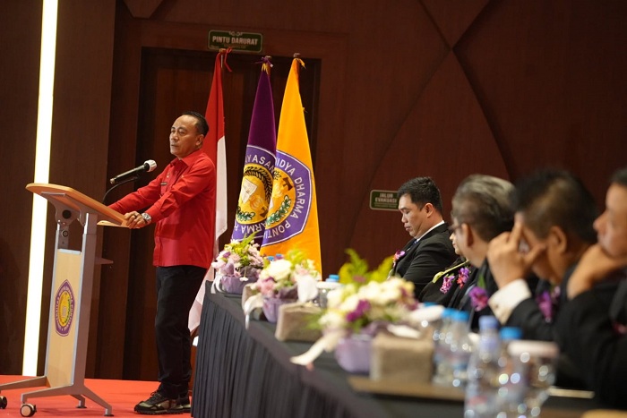 PEMBICARA : Wakil Gubernur Kalimantan Barat Krisantus Kurniawan saat menjadi pembicara ketika hadir dalam wisuda mahasiswa Universitas Widya Dharma Pontianak (UWDP).