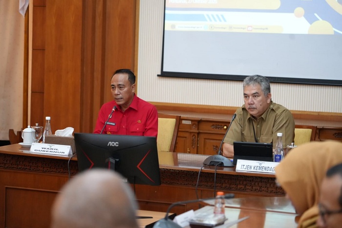 Wakil Gubernur Kalbar Krisantus Kurniawan membuka kegiatan Entry Meeting Pengawasan Penyelenggaraan Pemerintahan Daerah Provinsi Kalimantan Barat Tahun Anggaran 2025.