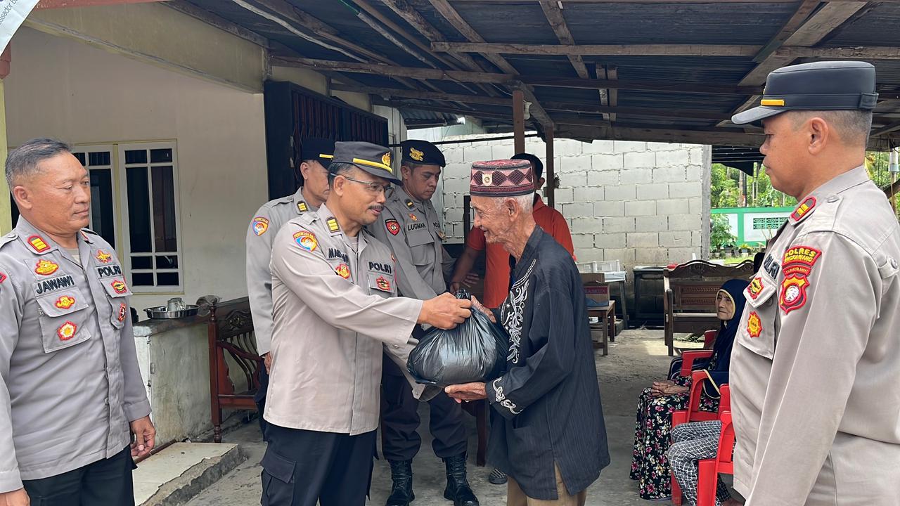 BANSOS : Kegiatan Minggu Kasih dengan menyalurkan Bansos kepada warga kurang mampu di Kelurahan Sungai Rasau, Kecamatan Singkawang Utara, Minggu (26/10)