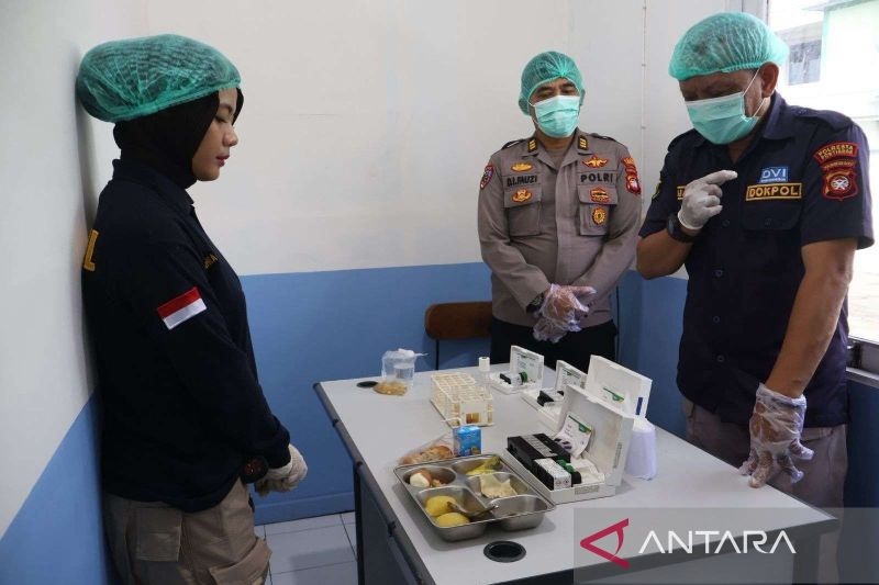 UJI CEPAT: Tim SPPG Polda Kalbar melakukan uji cepat menggunakan reagen khusus untuk mendeteksi potensi zat berbahaya seperti racun dan bahan kimia berbahaya sebelum MBG disalurkan kepada peserta didi