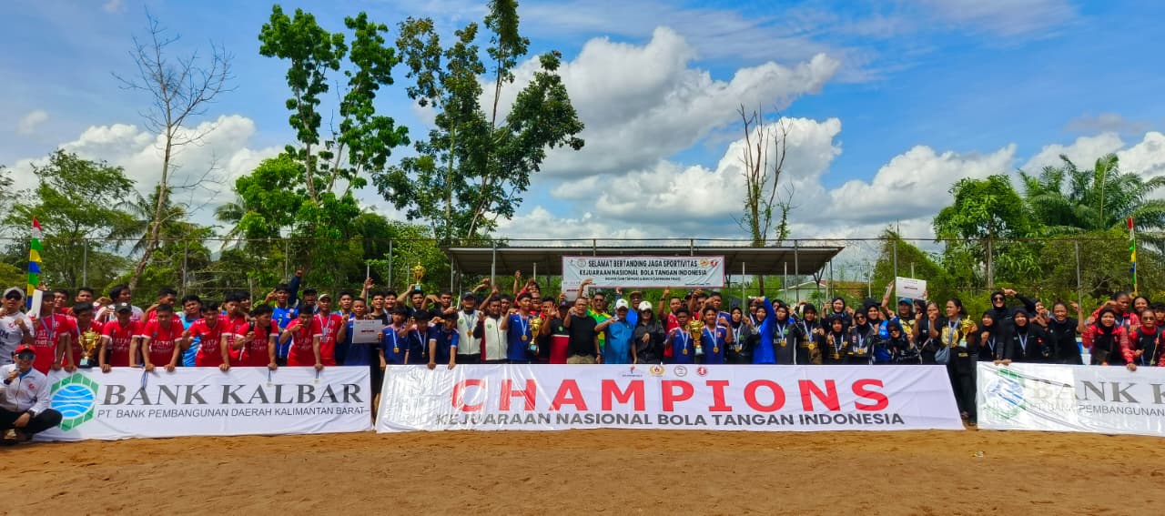 Penyerahan juara Kejurna Bola Tangan kategori beach (lapangan pasir) di Kompleks GOR Pangsuma Pontianak pada Selasa (28/10).