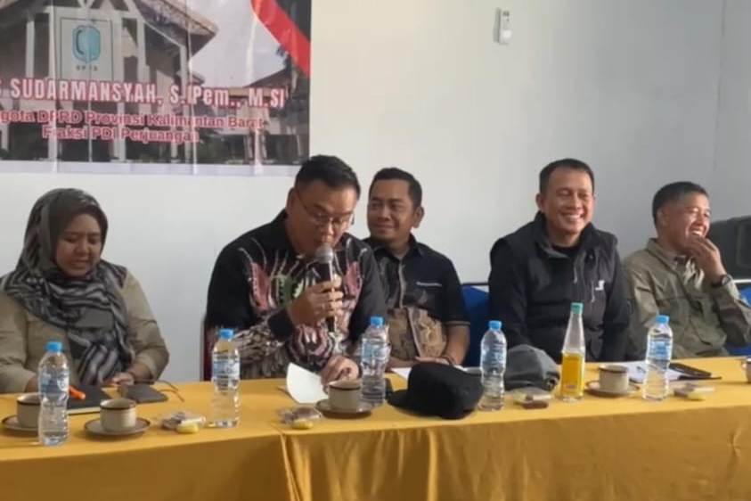 Anggota DPRD Provinsi Kalimantan Barat&nbsp;Dapil Kubu Raya&ndash;Mempawah, Agus Sudarmansyah berdialog dengan petani arang bakau Kecamatan Batu Ampar Kabupaten Kubu Raya.