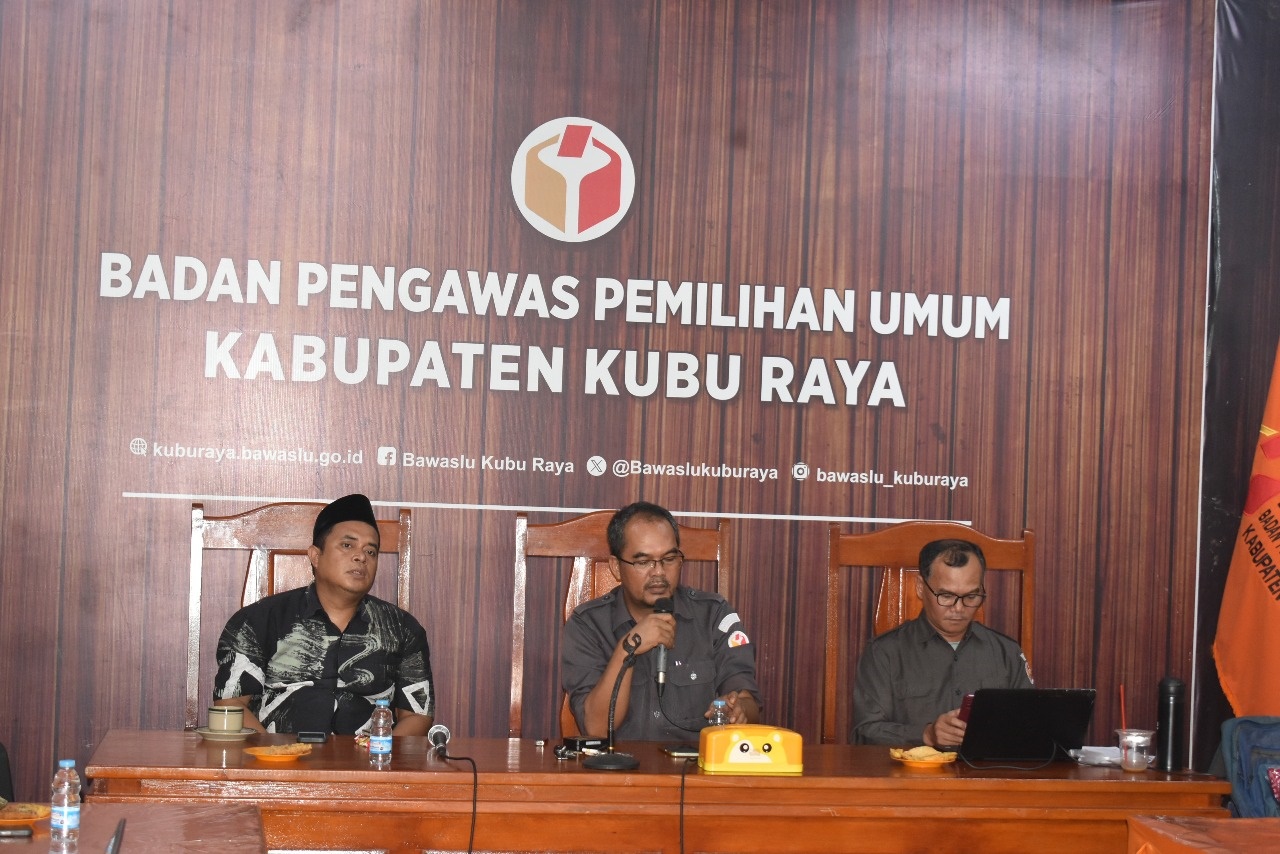 Ketua Bawaslu Kubu Raya Encep Endan memimpin Rapat Evaluasi PDPB Triwulan III Tahun 2025, Senin (27/10), di ruang rapat sekretariat Bawaslu Kubu Raya.