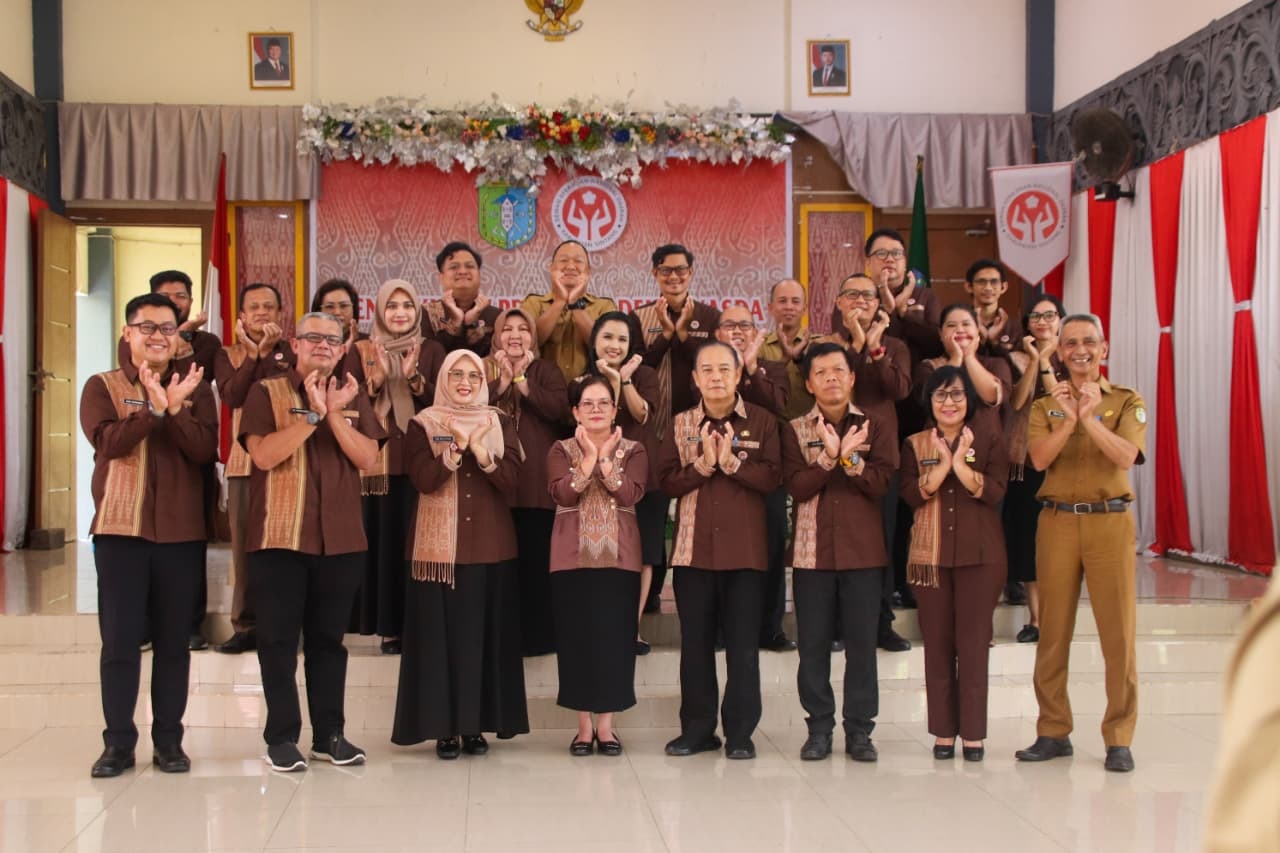 DIKUKUHKAN: Pengurus Dekranasda Kabupaten Sintang periode 2025 - 2030 menetapkan arah baru dalam pengembangan kerajinan lokal setelah resmi dikukuhkan.