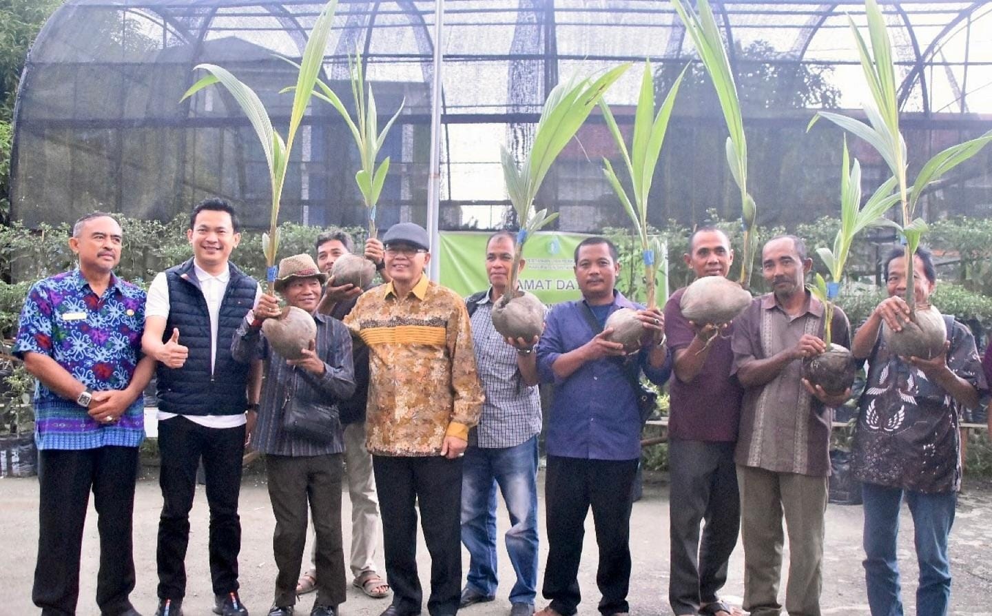 BANTUAN BIBIT: Para petani di Sintang menerima bantuan bibit kelapa dalam Program Pekarangan Pangan Bergizi.