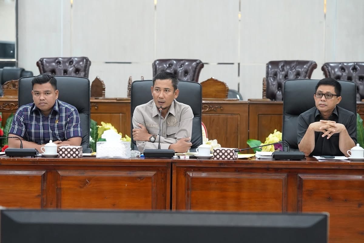 Ketua DPRD Ketapang, Achmad Sholeh, memberikan arahan saat memimpin RDPU, Senin (27/10).