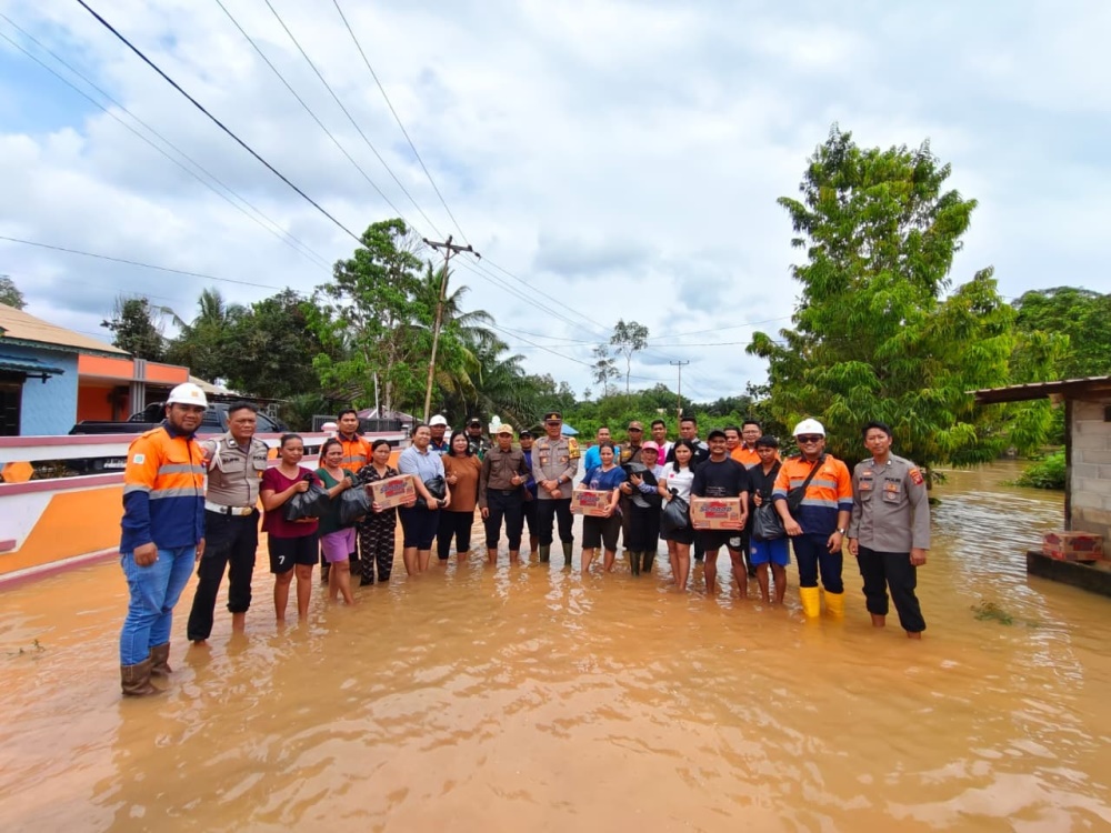 Perwakilan PT. CMI menyerahkan bantuan berupa sembako kepada warga yang terdampak banjir di Kecamatan Marau dan Air Upas, Senin (27/10).