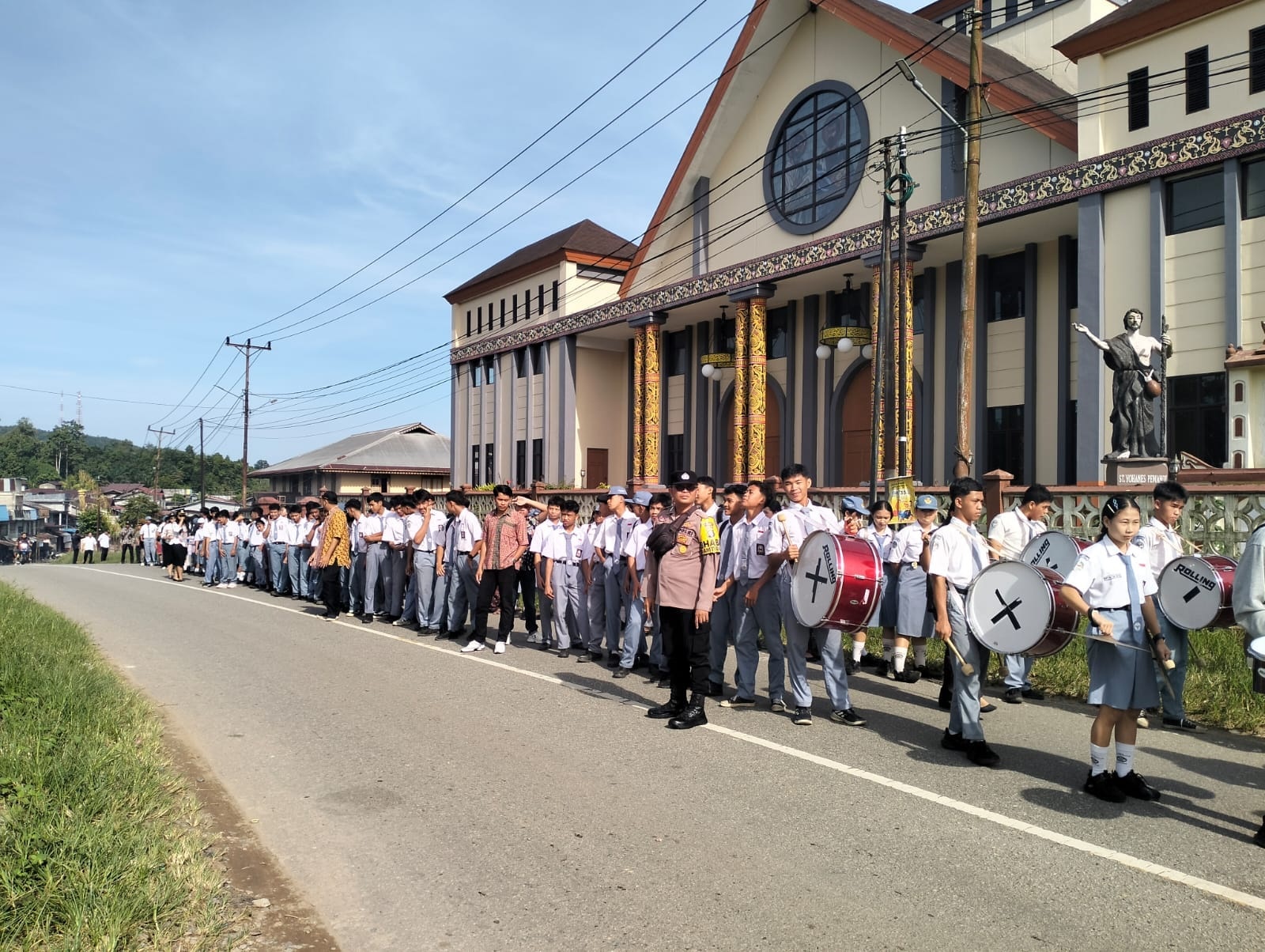 Anggota kepolisian dari Polsek Sengah Temila saat melakukan pengamanan kegiatan karnaval peringatan Hari Sumpah Pemuda.