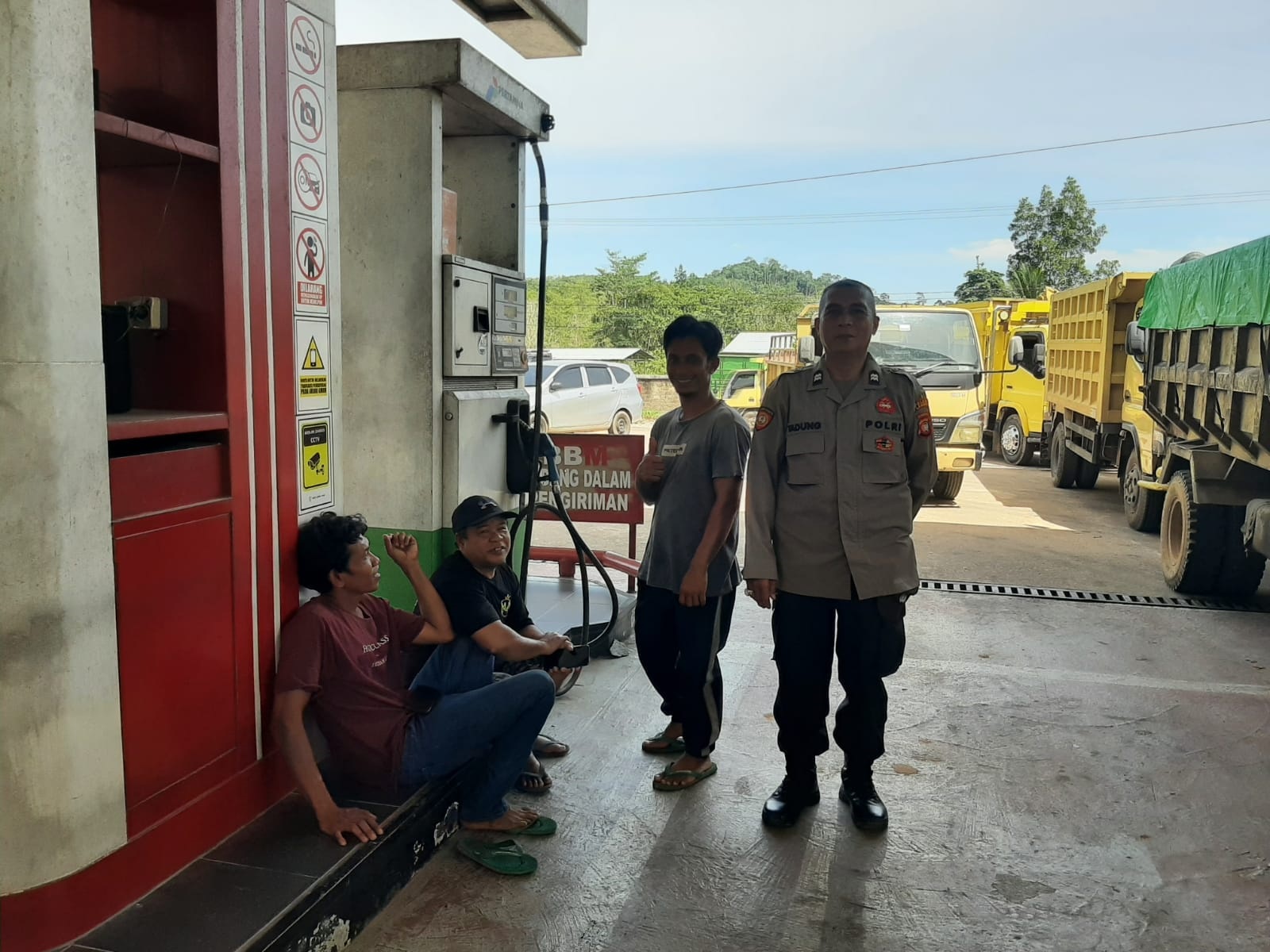 Anggota Polsek Mandor saat melakukan pemantauan di SPBU untuk mencegah penyalahgunaan bbm bersubsidi.