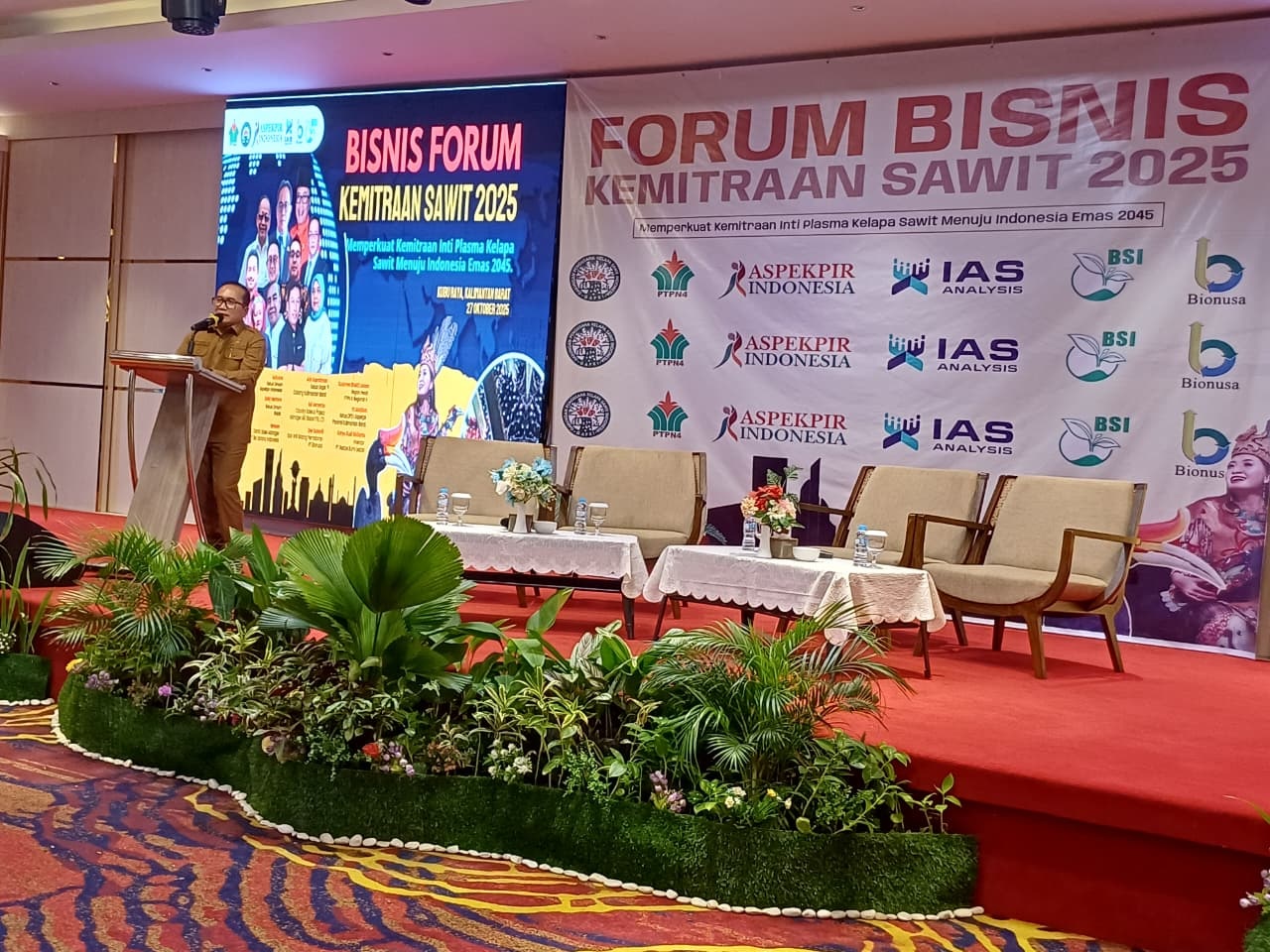 Bupati Kubu Raya Sujiwo memberikan sambutan sekaligus membuka Forum Bisnis Kemitraan Kelapa Sawit Tahun 2025, Senin (27/10), di Hotel Alimoer, Kubu Raya.