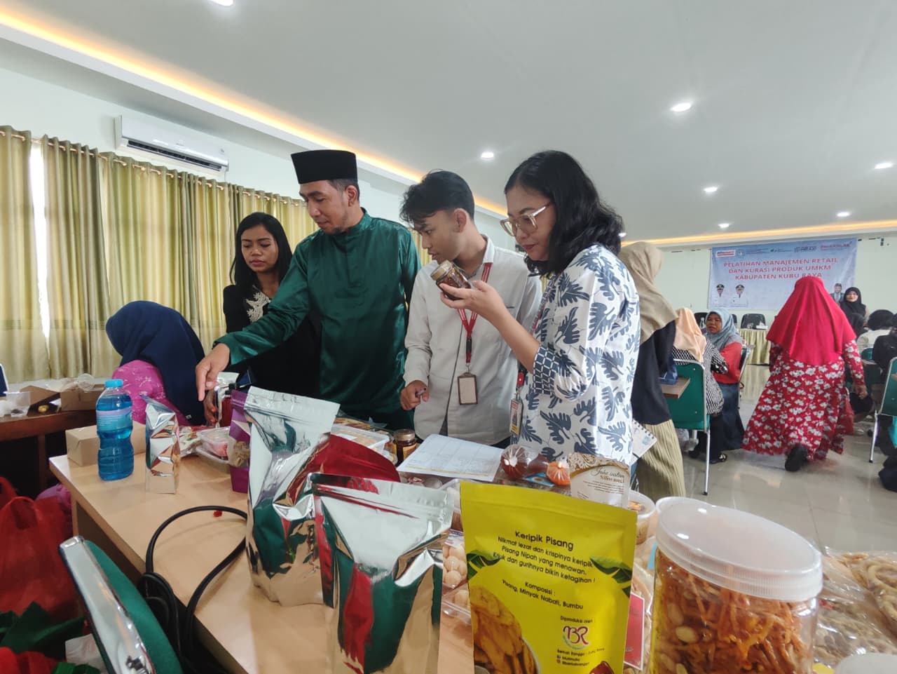 Peserta pelatihan manajemen ritel dan kurasi produk UMKM Kubu Raya, mempresentasikan produk unggulannya dalam acara yang digelar Alfamart.