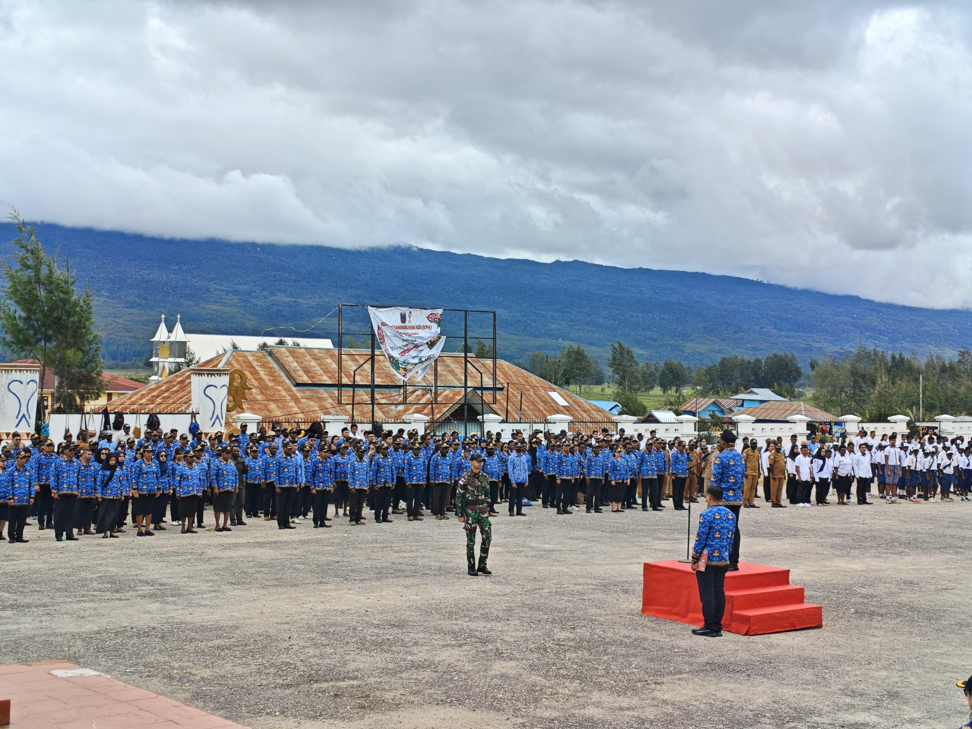 Upacara peringatan Hari Sumpah Pemuda ke-97 berlangsung khidmat di Lapangan Kantor Bupati Paniai, Papua Tengah.