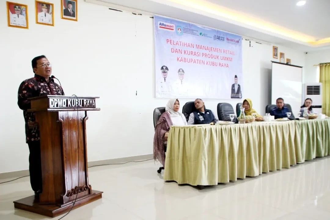 PELATIHAN: Wakil Bupati Kubu Raya, Sukiryanto, membuka Pelatihan Manajemen dan Kurasi Produk UMKM di Aula Kepong Bakol, Selasa (28/10).