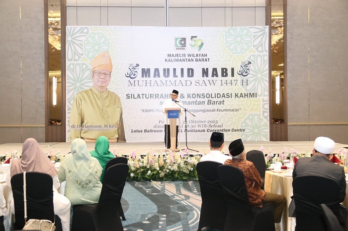 SAMBUTAN: Ketua Dewan Penasehat MW KAHMI Kalbar, Prof. Dr. H. Chairil Effendy, M.S  saat memberi sambutan dalam peringatan Maulid Nabi dan Konsolidasi KAHMI se-Kalbar di Pontianak, Sabtu (25/10).