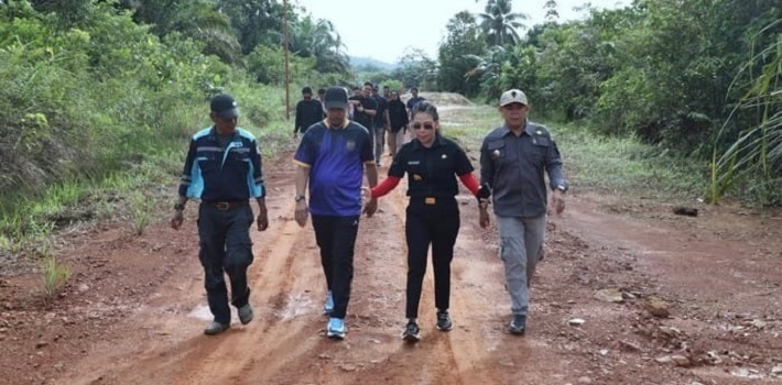 TINJAU: Wali Kota Singkawang, Tjhai Chui Mie, meninjau progres pembangunan jalan menuju SPN Singkawang di Sagatani, Selasa (28/10).