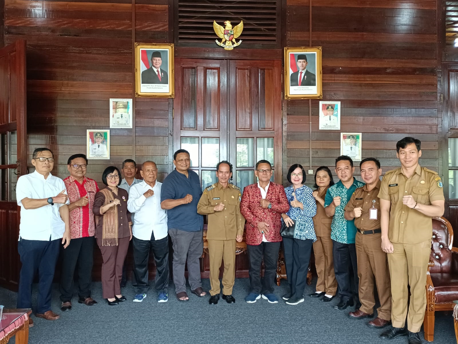 DIABADIKAN: Ketua LP3K Sintang, Agustinus Hata bersama tim berfoto bersama Bupati Sintang Gregorius Herkulanus Bala usai membahas kesiapan kontingen menghadapi Pesparani Kalbar 2025.