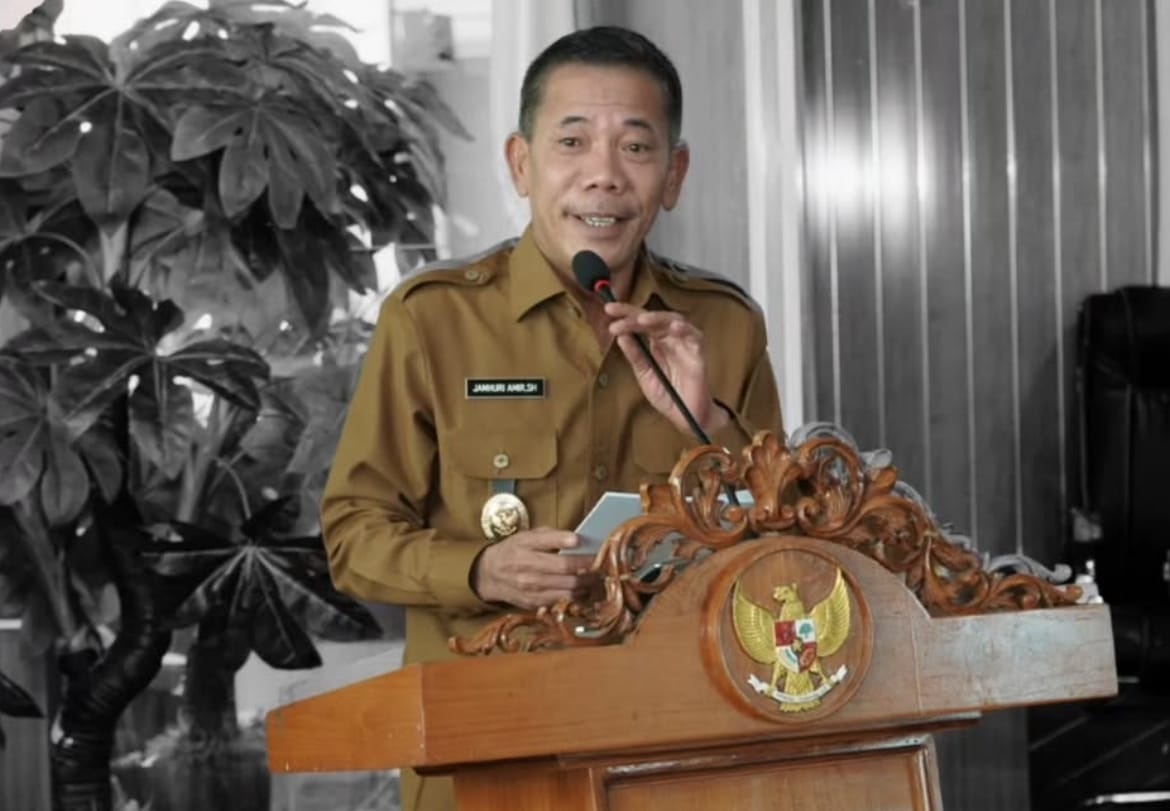 Wabup Ketapang, Jamhuri Amir, memberikan arahan saat membuka Larwasda Ketapang 2025, Senin (27/10).