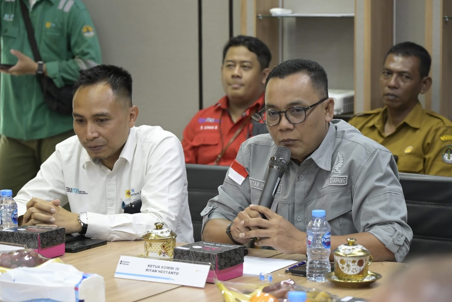 Ketua Komisi IV DPRD Ketapang, Riyan Heryanto, melakukan diskusi dengan manajemen PLTU Ketapang, Senin (27/10).