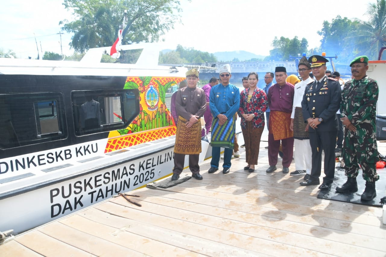 Penyerahan speedboat ambulans keliling, di Pelabuhan Speedboat  Sukadana, Selasa (28/10) oleh Bupati Kayong Utara Romi Wijaya.