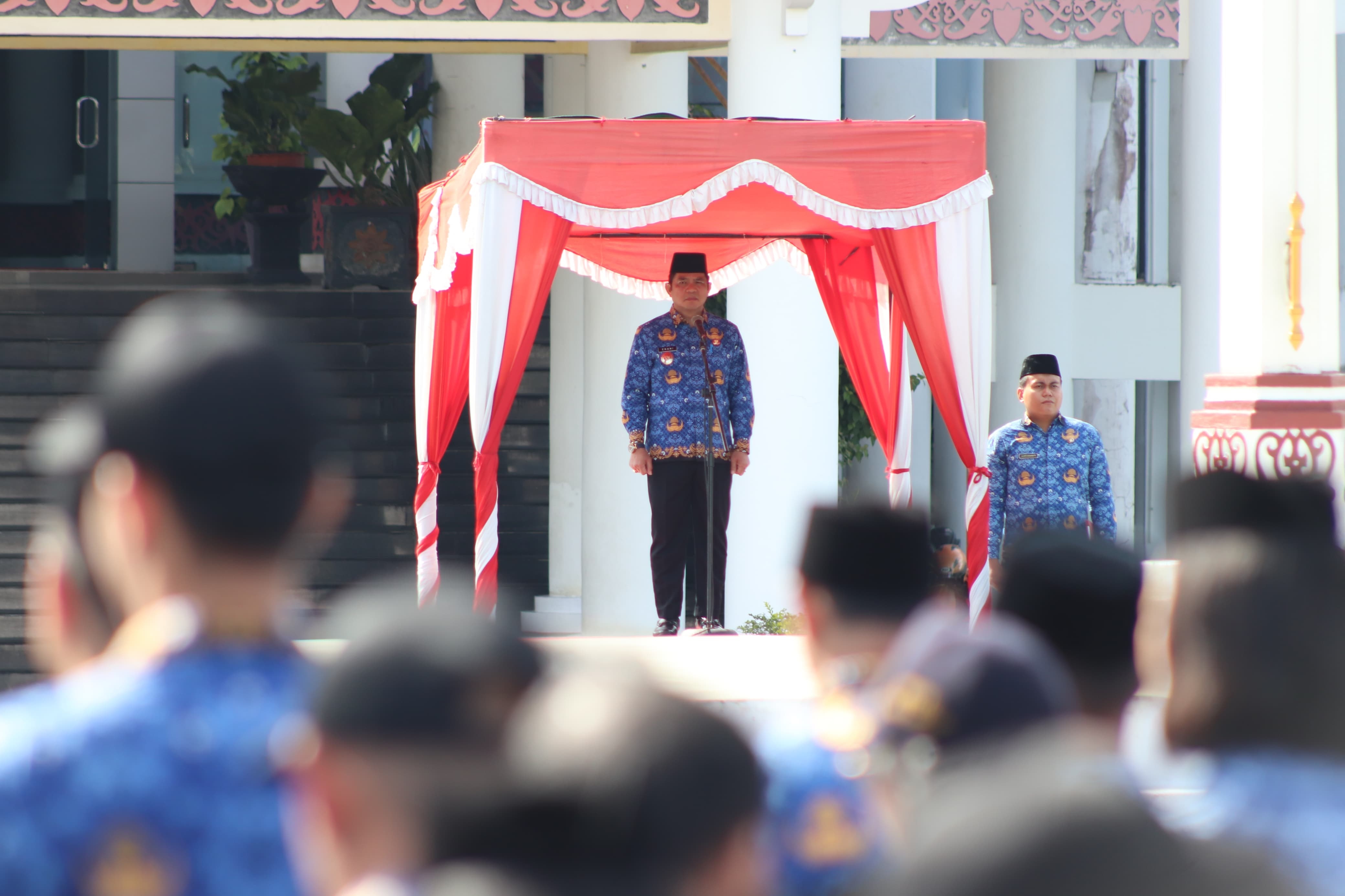 PERINGATAN : Wakil Bupati Landak, Erani saat memimpin upacara Peringatan Hari Sumpah Pemuda di halaman kantor Bupati Landak.