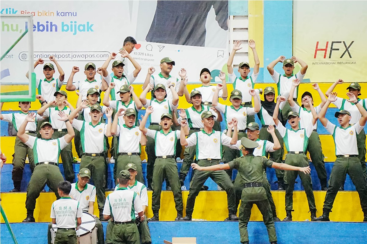 Dukungan suporter SMA Taruna Bumi Khatulistiwa di ajang Wali Kota Cup 2025 Pontianak.
