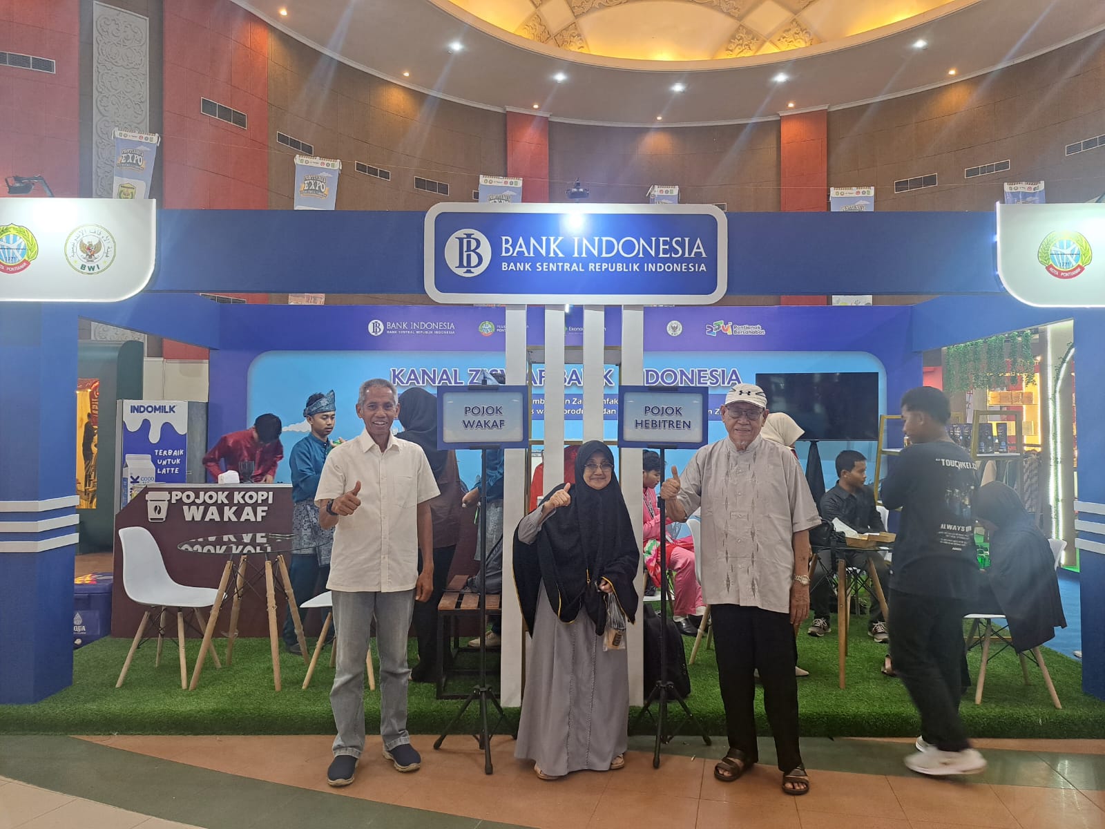 Ketua BWI Kalbar Andi Musa saat meninjau booth dalam Pameran Pembangunan di PCC.