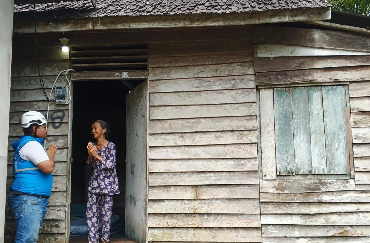 Mardjana, seorang lansia asal Desa Tumbang Titi, tak mampu menyembunyikan rasa harunya. Ia mengucapkan banyak terima kasih kepada PLN atas bantuan melalui Program Light Up The Dream (LUTD).