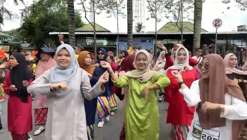 KOHATI FEB IAIN Pontianak mengikuti berjepin massal di Alun-alun Kapuas Pontianak pada Minggu (26/10).