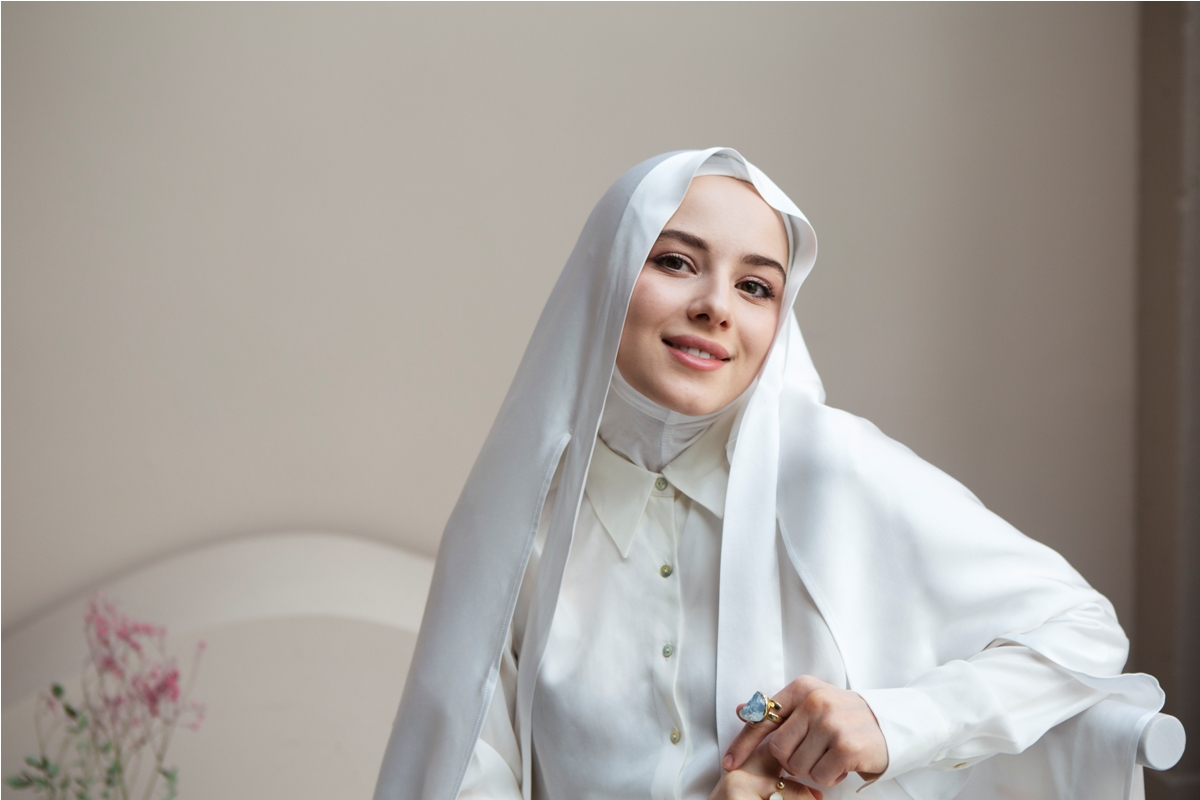 Ilustrasi wanita berhijab dengan rambut sehat dan terawat.