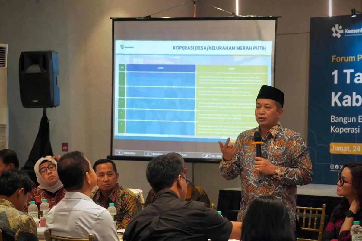 Menkop Ferry Juliantono berbicara dalam Forum Pemimpin Redaksi di Jakarta, Jumat (25/10).