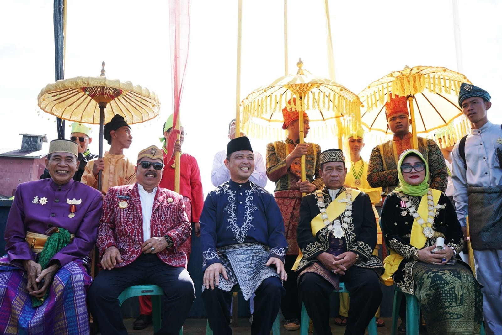 FESTIVAL TAYAN: Gubernur Kalimantan Barat, Ria Norsan menghadiri Festival Budaya Tayan 2025, dalam agenda tersebut digelar tradisi Perang Ketupat dan Mande Bedel Keraja di Sungai Kapuas oleh Keraton P