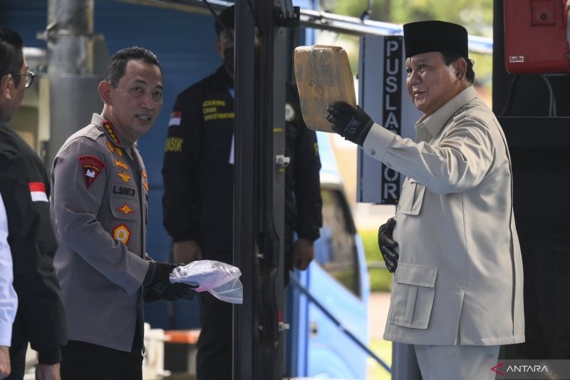 NARKOBA: Presiden Prabowo Subianto bersama Kapolri Jenderal Pol. Listyo Sigit Prabowo menunjukkan barang bukti narkoba yang akan dimusnahkan di Lapangan Bhayangkara, Mabes Polri, Jakarta, Rabu (29/10)