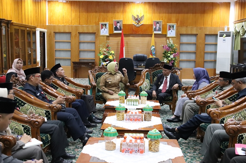 RAKOR: Bupati Erlina bersama Wabup Juli Suryadi melakukan Rakor bersama Kepala OPD Pemkab Mempawah.