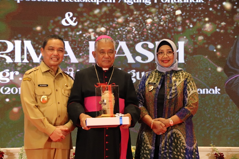 SAMBUT: Bupati Erlina saat menghadiri penyambutan Uskup Agung Pontianak