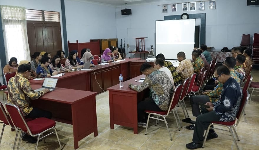 BIMTEK: Pegawai Kemenag Singkawang mengikuti Bimtek Antikorupsi secara daring dalam rangka Safari Keagamaan KPK, meneguhkan komitmen Zona Integritas di lingkungan kerja.