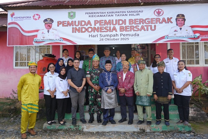 TINJAU: Gubernur Kalbar Ria Norsan bersama Bupati Sanggau dan jajarannya saat meninjau Kantor Camat Tayan Hilir, Kabupaten Sanggau.