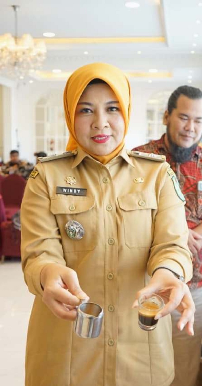 BARISTA: Kepala Disporapar Kalbar Windy Prihastari saat membuka kegiatan Oktober Barista di Pontianak.