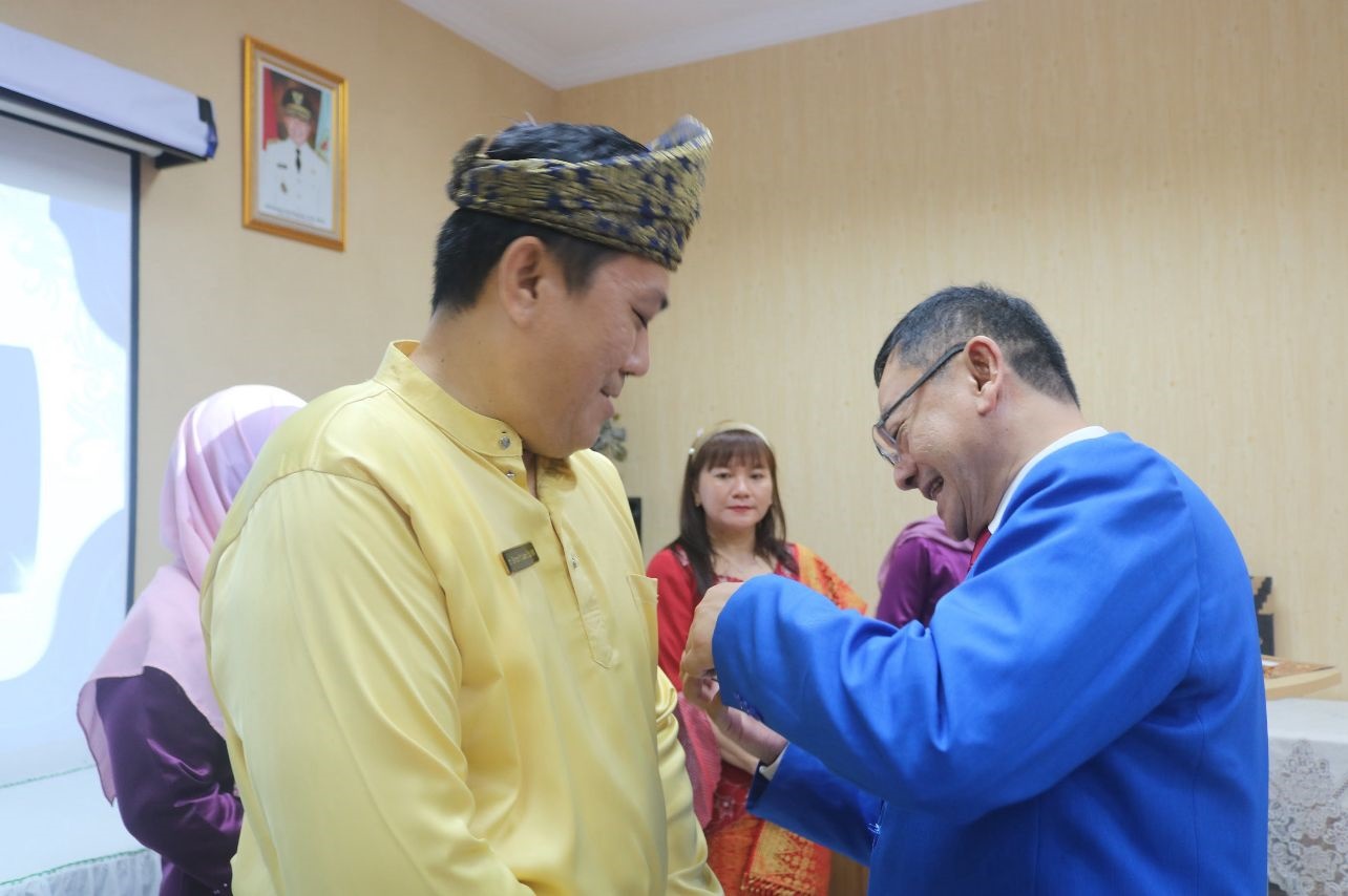 Ketua IDI Wilayah Kalbar menyematkan pin kepada Ketua PAMKI Kalbar terpilih dalam prosesi pelantikan di RS dr. Soedarso Pontianak.