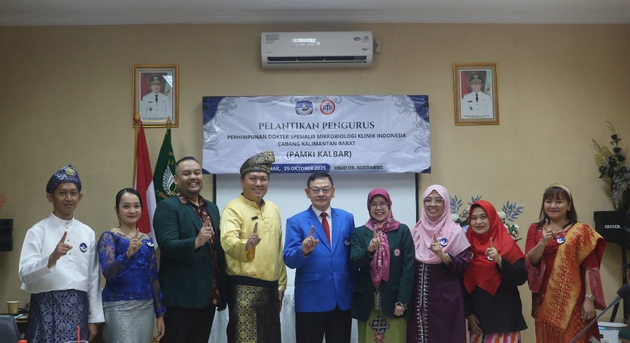 PELANTIKAN: Pengurus PAMKI Cabang Kalbar 2025&ndash;2028 resmi dilantik di Rumah Sakit dr. Soedarso Pontianak, Sabtu (25/10). Pelantikan dilakukan Ketua IDI Wilayah Kalbar, dr. Rifka M.M, M.H.Kes.