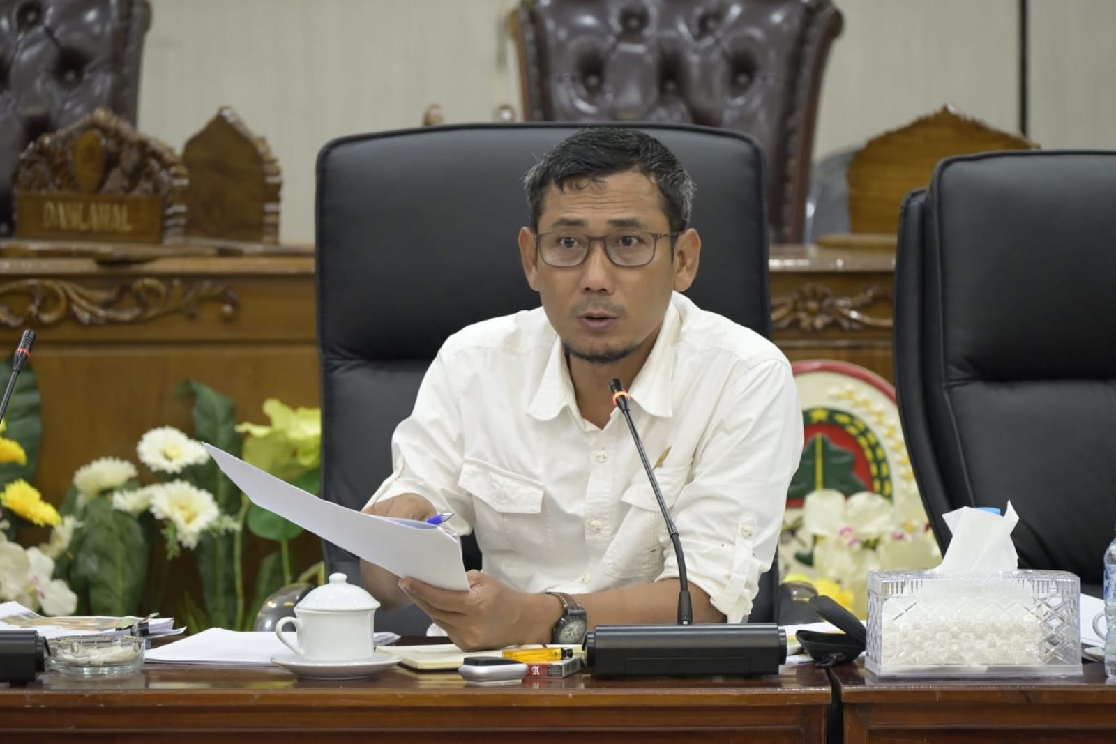 Ketua DPRD Ketapang, Achmad Sholeh, memberikan arahan saat memimpin rapat membahas peningkatan PAD.