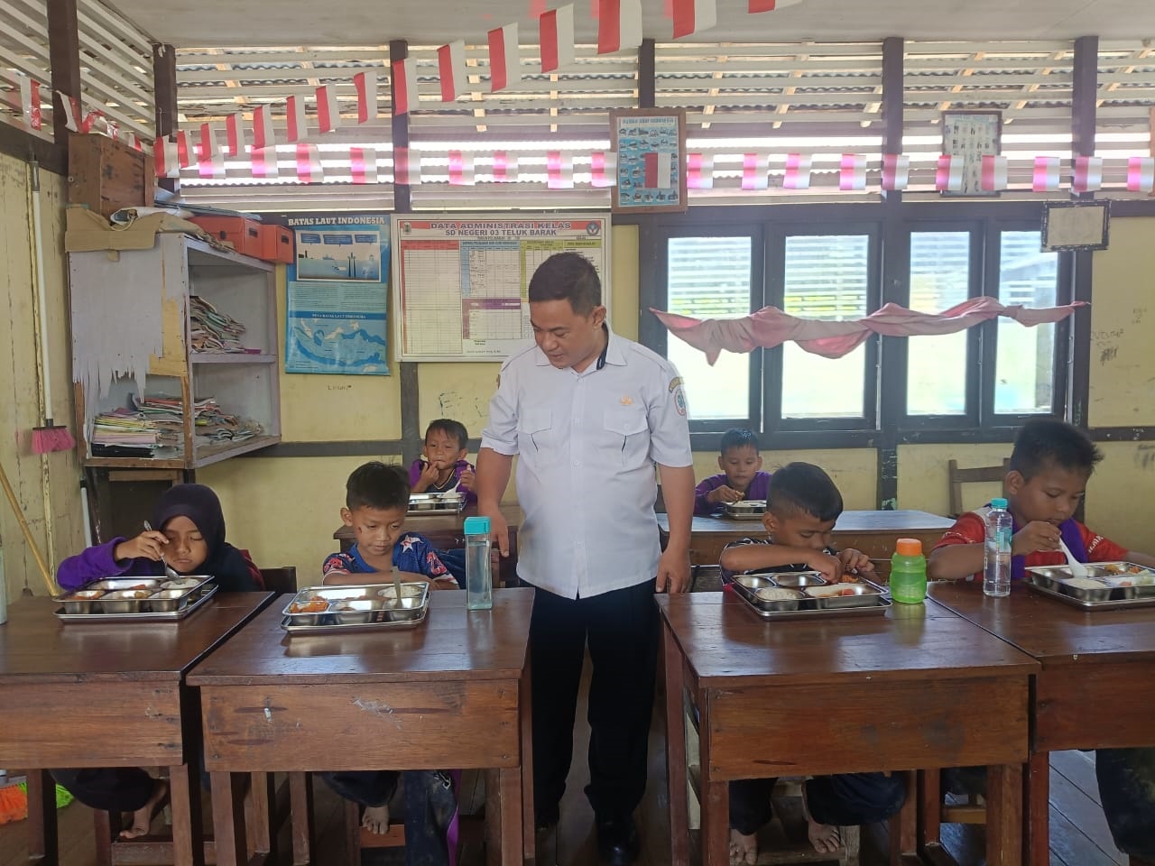 MENIKMATI : Siswa-siswi SDN 03 Kedamin saat menikmati makanan dari program MBG.
