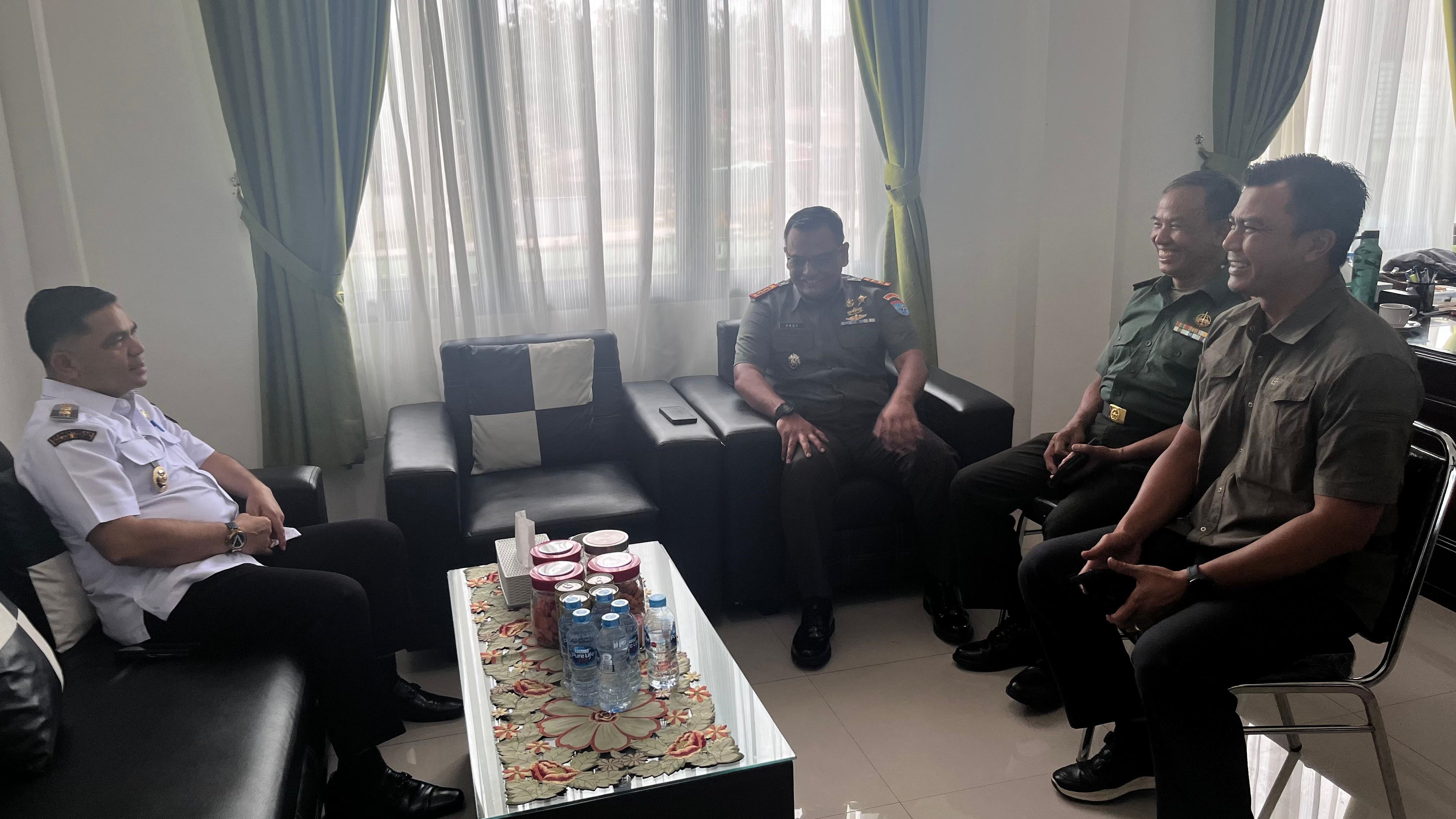 KUNJUNGAN : Dandim 1210/Landak saat menerima kunjungan Wakil Bupati Landak, Erani.